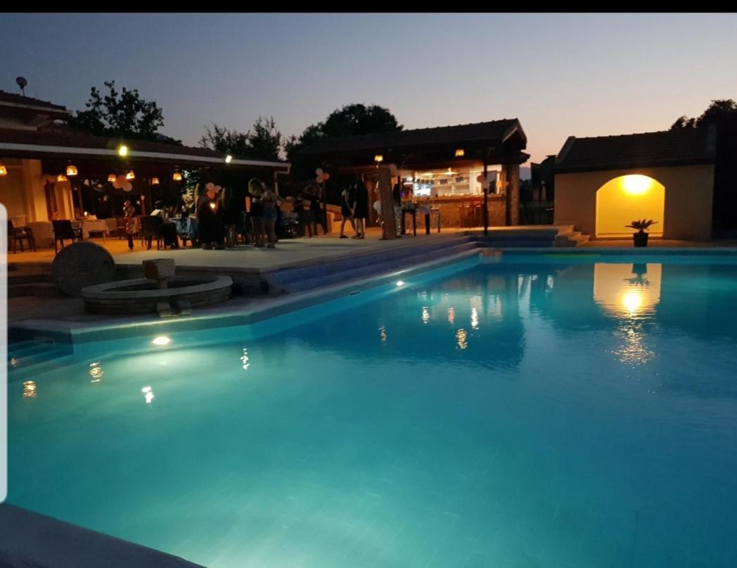 Paradise 2*